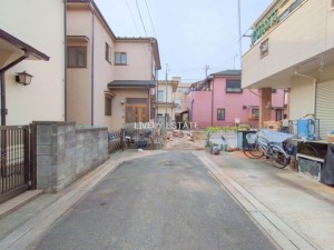 草加市氷川町、新築一戸建ての前面道路を含む現地写真画像です