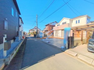 越谷市弥栄町、新築一戸建ての前面道路を含む現地写真画像です