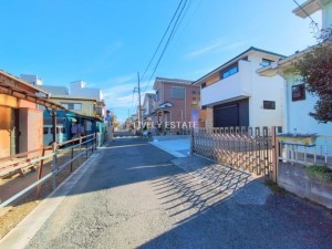 越谷市赤山町、新築一戸建ての前面道路を含む現地写真画像です