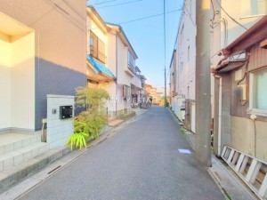 越谷市七左町、中古一戸建ての前面道路を含む現地写真画像です