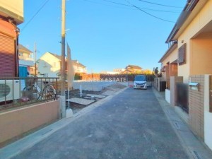 草加市手代、新築一戸建ての前面道路を含む現地写真画像です