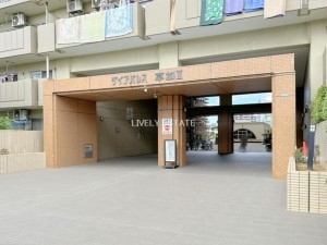 草加市花栗、マンションのエントランス画像です