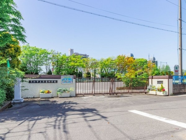 草加市花栗、マンションの中学校画像です