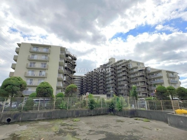 草加市花栗、マンションの外観画像です