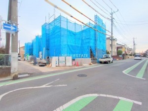 越谷市宮本町、新築一戸建ての前面道路を含む現地写真画像です