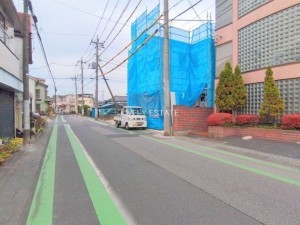 越谷市宮本町、新築一戸建ての前面道路を含む現地写真画像です