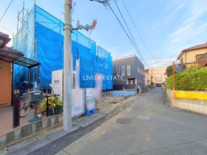 草加市弁天、新築一戸建ての前面道路を含む現地写真画像です