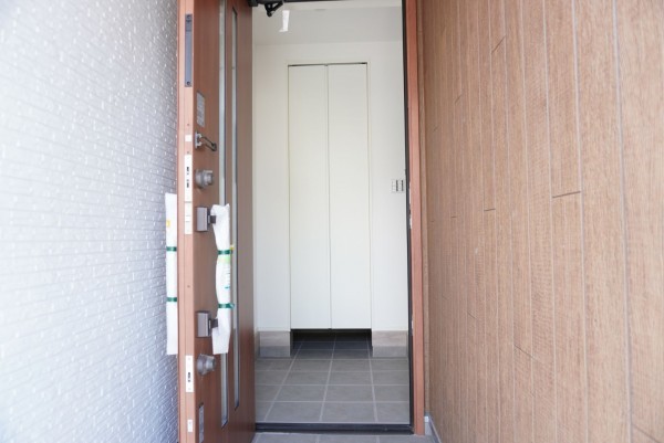 越谷市蒲生東町、新築一戸建ての玄関画像です