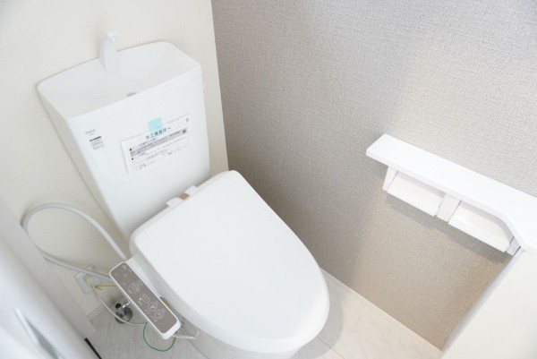 草加市八幡町、新築一戸建てのトイレ画像です