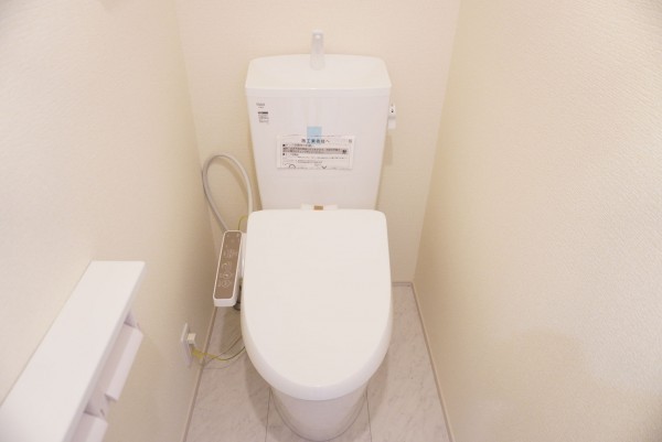 草加市八幡町、新築一戸建てのトイレ画像です