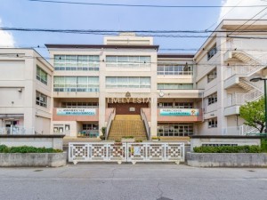 越谷市東大沢、新築一戸建ての小学校画像です
