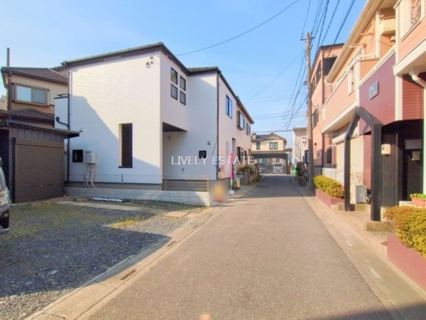 越谷市東大沢、新築一戸建ての前面道路を含む現地写真画像です