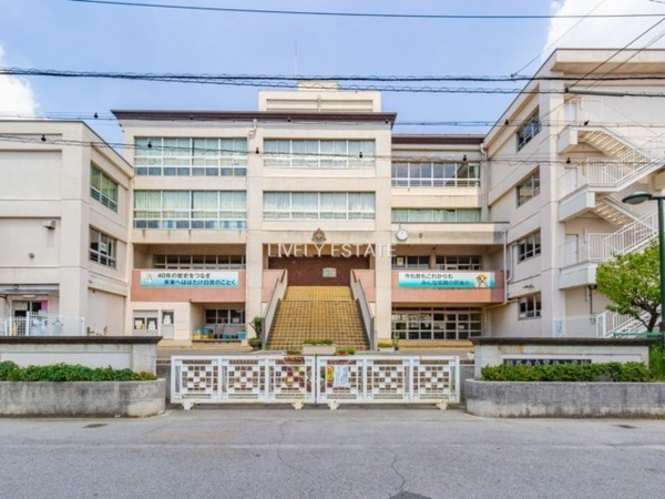 越谷市東大沢、新築一戸建ての小学校画像です