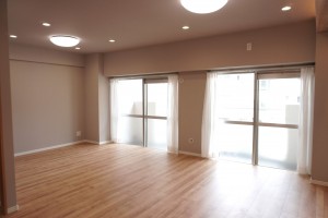草加市栄町、マンションの居間画像です