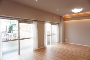 草加市栄町、マンションの居間画像です