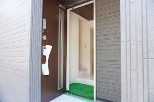 草加市柳島町、新築一戸建ての玄関画像です