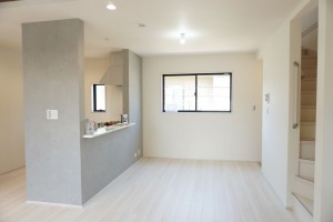 草加市柳島町、新築一戸建ての居間画像です
