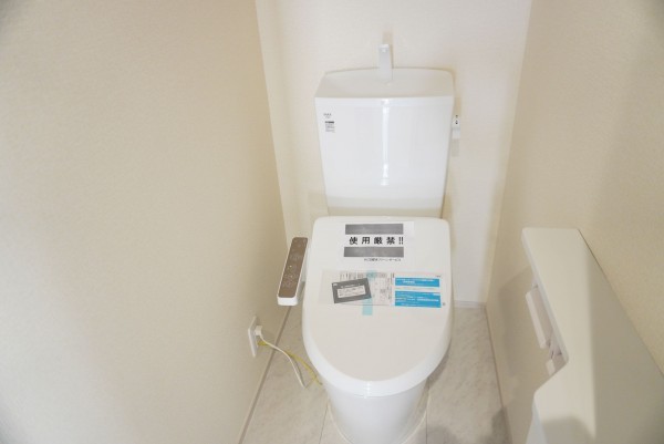 草加市柳島町、新築一戸建てのトイレ画像です