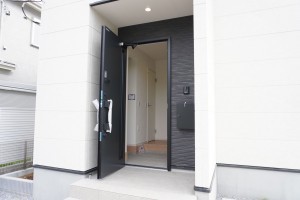 越谷市大字大竹、新築一戸建ての玄関画像です