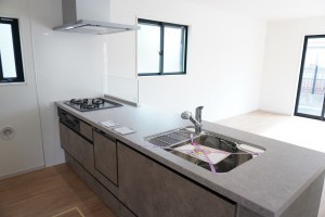 越谷市大字大竹、新築一戸建てのキッチン画像です