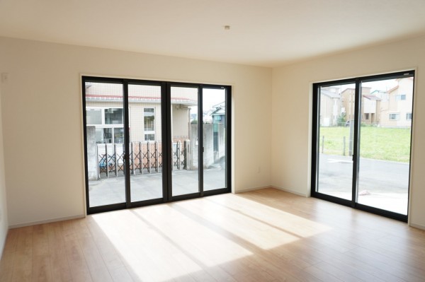 越谷市大字大竹、新築一戸建ての居間画像です