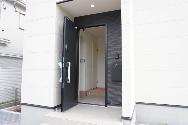 越谷市大字大竹、新築一戸建ての玄関画像です