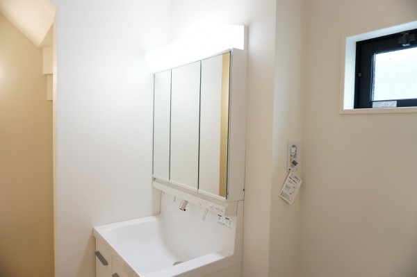 越谷市大字大竹、新築一戸建ての洗面画像です