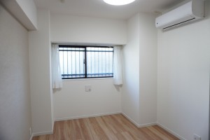 草加市栄町、マンションの寝室画像です