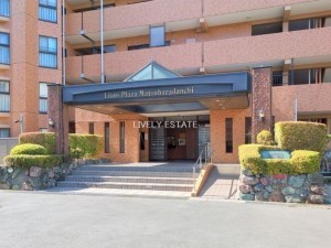 草加市栄町、マンションのエントランス画像です