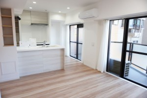 草加市栄町、マンションの居間画像です