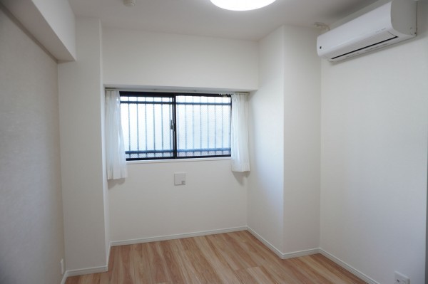 草加市栄町、マンションの寝室画像です