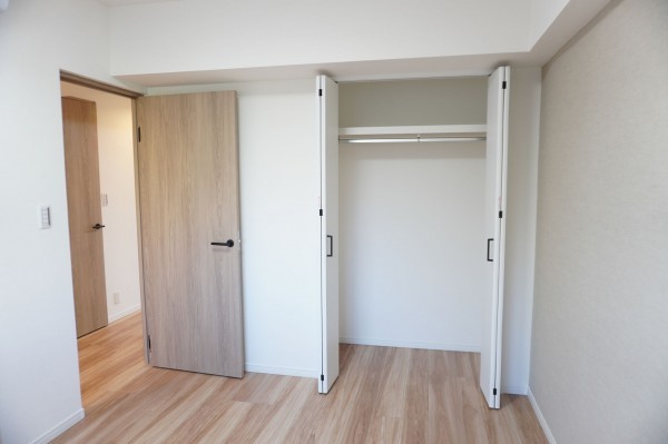 草加市栄町、マンションの寝室画像です