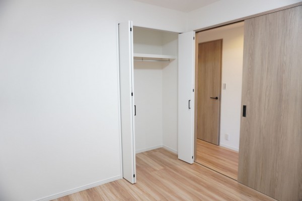 草加市栄町、マンションの寝室画像です