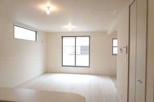 越谷市大沢、新築一戸建ての居間画像です