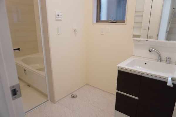 越谷市大沢、新築一戸建ての洗面画像です