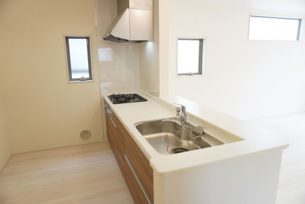 越谷市大沢、新築一戸建てのキッチン画像です