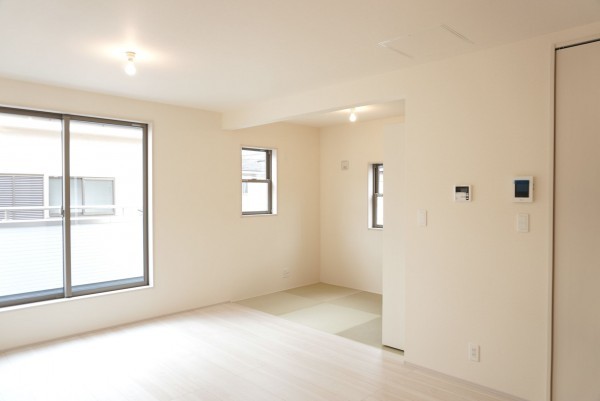 越谷市大沢、新築一戸建ての居間画像です