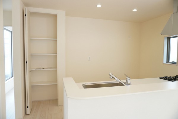 越谷市大沢、新築一戸建てのキッチン画像です