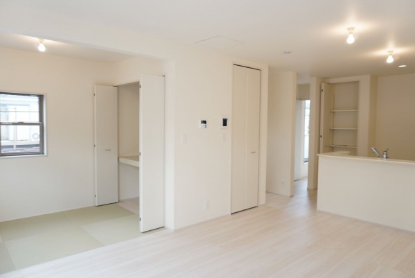 越谷市大沢、新築一戸建ての居間画像です