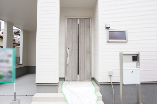 越谷市大沢、新築一戸建ての玄関画像です