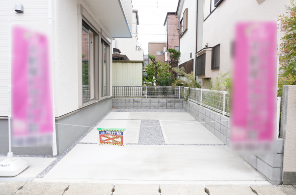 越谷市大沢、新築一戸建ての駐車場画像です