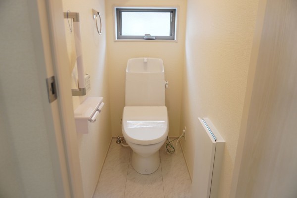 越谷市大沢、新築一戸建てのトイレ画像です