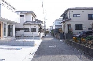 越谷市大字上間久里、新築一戸建ての前面道路を含む現地写真画像です