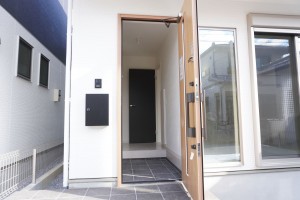 越谷市大字上間久里、新築一戸建ての玄関画像です