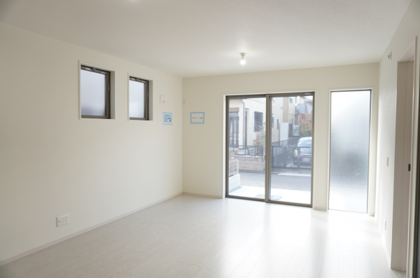 越谷市大字上間久里、新築一戸建ての居間画像です