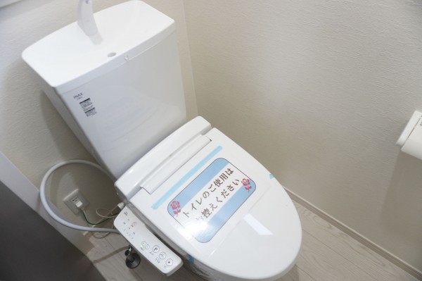 越谷市大字上間久里、新築一戸建てのトイレ画像です