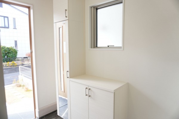 越谷市大字上間久里、新築一戸建ての玄関画像です