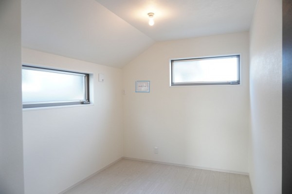 越谷市大字上間久里、新築一戸建ての寝室画像です