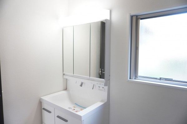 越谷市大字上間久里、新築一戸建ての洗面画像です