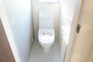 草加市瀬崎、新築一戸建てのトイレ画像です